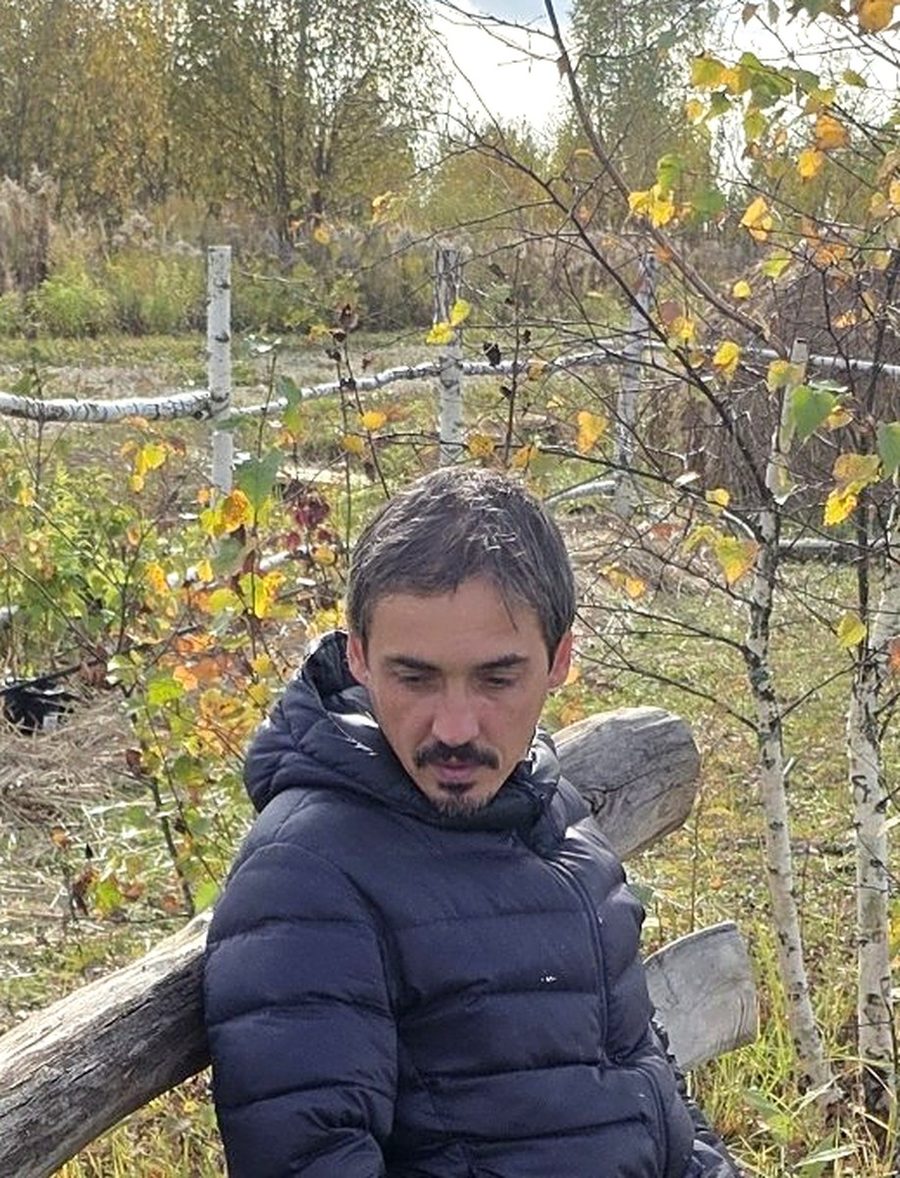 Хозяин питомника «Ягодный Лес» Сергей на площадке среди молодых посадок